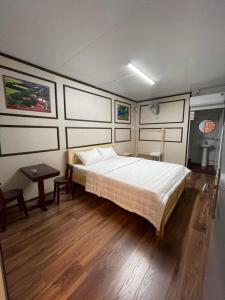 波来古市Motel Ngọc Hiền的一间卧室配有一张床和一张桌子