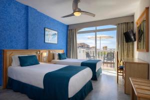 美洲海滩whala!tenerife - Formerly Marola Portosin的酒店客房设有两张床和一个阳台。