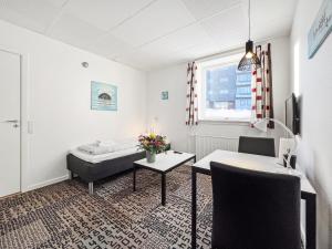 努克Nordbo in Centrum的客房设有一张床、一张桌子和一张桌子。