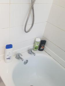 利兹Double Room Close To Headingley Stadium Leeds的一个带水槽和淋浴的浴室台面