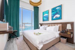 迪拜2BR Avani Palm View - CityApartmentStay的一间卧室设有一张大床和一个大窗户