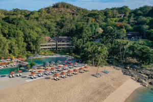 曾蒙海滩Garrya Tongsai Bay Samui的享有海滩的空中景致,配有椅子和遮阳伞