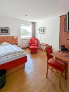 朗格奥弗洛科酒店的酒店客房,配有一张床、一张桌子和椅子