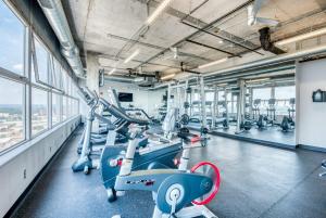 路易斯威尔CozySuites 800 Tower 1BR w gym 05的健身房设有心肺功能训练器材和跑步机