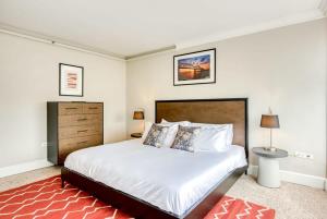 路易斯威尔CozySuites 800 Tower 1BR w sky pool, gym! 24的卧室配有一张白色大床和红色地毯。