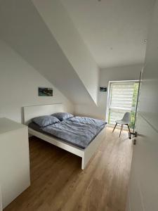 辛斯海姆Panorama Suite 20的卧室配有床、椅子和窗户。