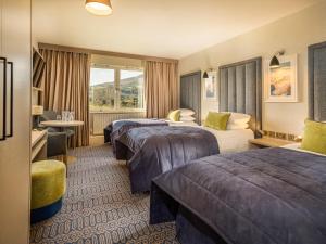 卡林福德Four Seasons Hotel, Carlingford的酒店客房设有两张床和窗户。