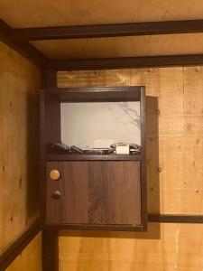 通萨拉The 10 club hostel的客房内的带镜子的木制盒子