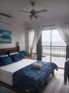 阿曼济姆托蒂Bayview Guest House的一间卧室设有一张床,享有海景