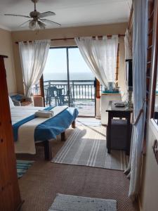 阿曼济姆托蒂Bayview Guest House的一间卧室配有一张床,享有海景