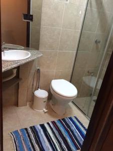 亚松森Acosta Ñu Apart Hotel的带淋浴、卫生间和盥洗盆的浴室