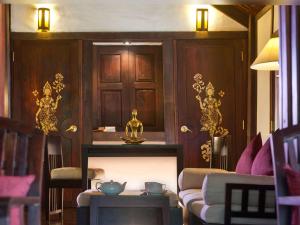琅勃拉邦3 Nagas Luang Prabang - MGallery Hotel Collection的客厅配有沙发和桌子