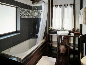 琅勃拉邦3 Nagas Luang Prabang - MGallery Hotel Collection的带浴缸和盥洗盆的浴室