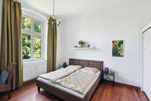 波茨坦Gründerzeitvilla in Potsdam的一间卧室设有一张床和一个窗口