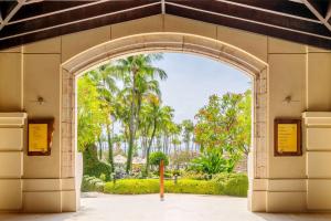 棕榈滩阿鲁巴岛凯悦度假酒店&赌场的棕榈树公园的拱门入口