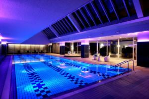 岐阜岐阜长良川都酒店的一座紫色照明建筑中的大型游泳池