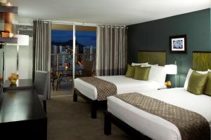 檀香山殖民岛阿夸天际线酒店的酒店客房设有两张床和一个阳台。