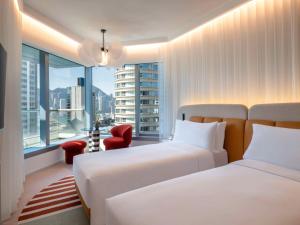 香港香港梦卓恩酒店的酒店客房设有两张床和大窗户。
