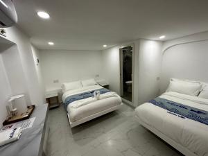 马比尼Luckytito Anilao Resort的酒店客房,设有两张床和镜子
