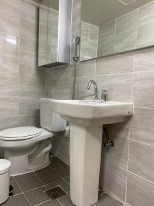 Hanok guesthouse Ann的白色的浴室设有卫生间和水槽。