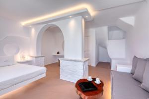 法蒂亚Mykonos Dream Villas的白色的客房配有床和沙发