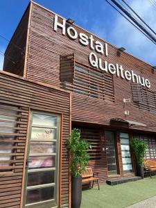 安库德Hostal Queltehue的前哨大楼,前面设有长凳