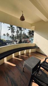 瓦尔卡拉hello beach view resorts的阳台配有桌椅,享有海景。