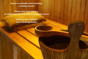 斯伽尔达玛在斯里弗卡尼斯酒店的木勺坐在木桌上