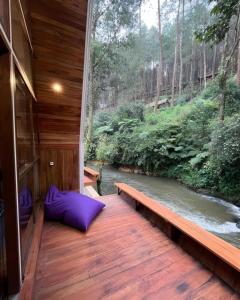 PalayanganLuxury cabin and cafe hutan pinus rahong的河景木甲板