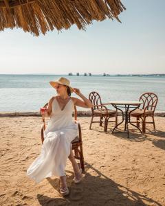 赫尔格达Siva Grand Beach的坐在沙滩椅上的女人