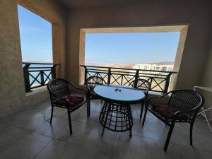 索瓦马Apartment F14 - Samarah Resort的美景阳台配有桌椅