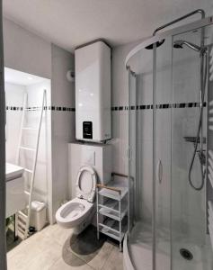 勒卡特港Résidence LES CYCLADES - 3 Pièces pour 6 Personnes 84的一间带卫生间和玻璃淋浴间的浴室