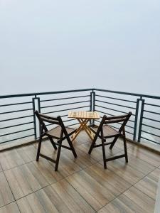 卡尔佩特塔Western Ghats Holiday Home的一张野餐桌和一张屋顶长凳