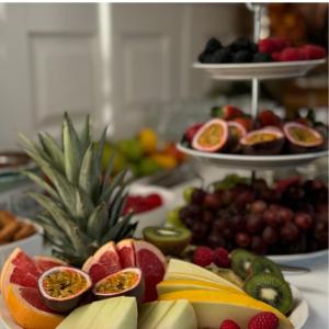 雪平雪平吉莱特艾酒店的盘子上有很多水果的桌子
