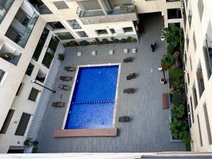 穆罕默迪耶luxe appartement met zeezicht en zwembad Mohammedia Parc的大楼游泳池的顶部景色