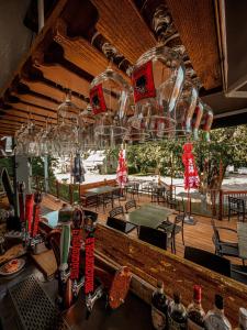 Saint-Jean-des PilesMaison Cadorette的酒吧享有带桌椅的甲板的景致