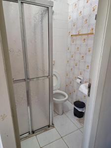 托雷斯托雷斯大酒店的一间带卫生间和玻璃淋浴间的浴室
