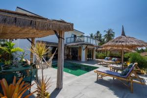 高兰Manao Seaview Pool Villa 32 - 5 Mins Walk To The Beach的一座带游泳池和度假村的别墅