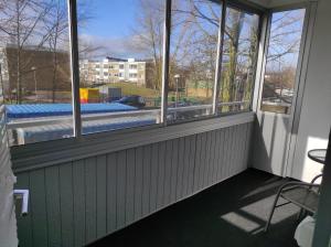 马尔默Privat apartment Bojan的客房设有窗户,享有游泳池的景色