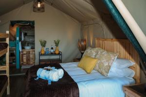 乔治Down-to-Earth Luxury Tented Accommodation的帐篷内一间卧室,配有一张床