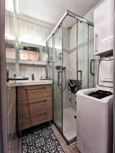 勒卡特Résidence Les Nautiques Du Golf - Maisons & Villas pour 6 Personnes 494的带淋浴、盥洗盆和卫生间的浴室