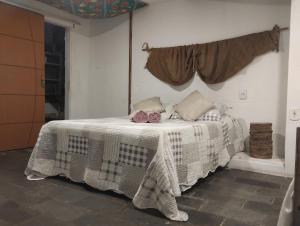 瓜拉派瑞Namastê Mahhall的卧室配有带白色棉被的床