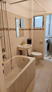 赖阿南纳גדולה ומעוצבת ברעננה的带浴缸、盥洗盆和卫生间的浴室