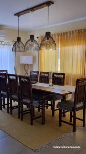 孔波尔塔Holidays Home Comporta的一间带木桌和椅子的用餐室