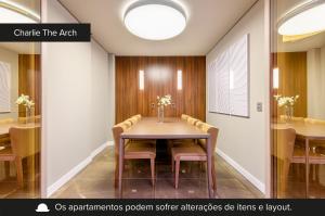 阿雷格里港Charlie The Arch Moinhos - Soft Opening的一间带桌椅的用餐室