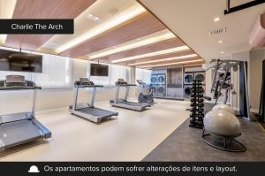 阿雷格里港Charlie The Arch Moinhos - Soft Opening的健身房,配有跑步机和健身器材