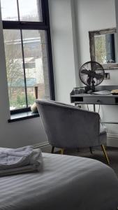 StocksbridgeThe Friendship Hotel的一间卧室配有一张床、一把椅子和一张书桌