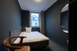 哥本哈根Hotel Maritime的一间小卧室,配有床和窗户