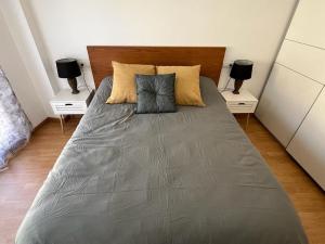 圣达菲Cardenas Home Zafiro的一间卧室配有一张带2个床头柜的大床
