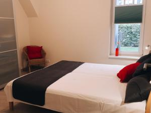 伯尔格伦德-雷特维施Ferienwohnungen Parkstraße的卧室设有一张白色大床和一扇窗户。